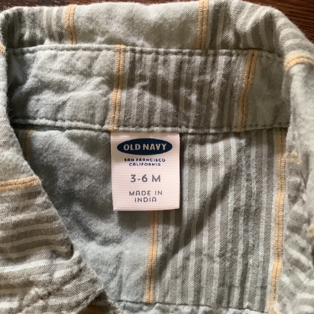 Old navy button down - Picture 2 of 3